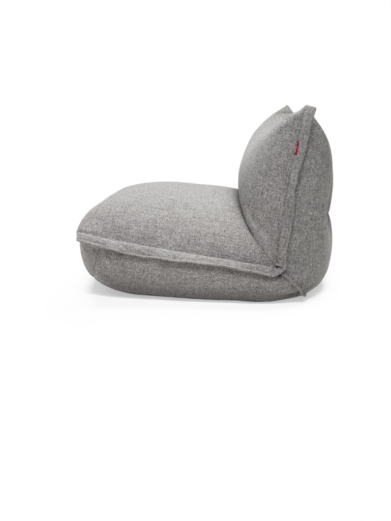 Un fauteuil poire gris sur fond blanc, parfait pour un espace de rassemblement confortable et élégant The BonBaron Mingle.