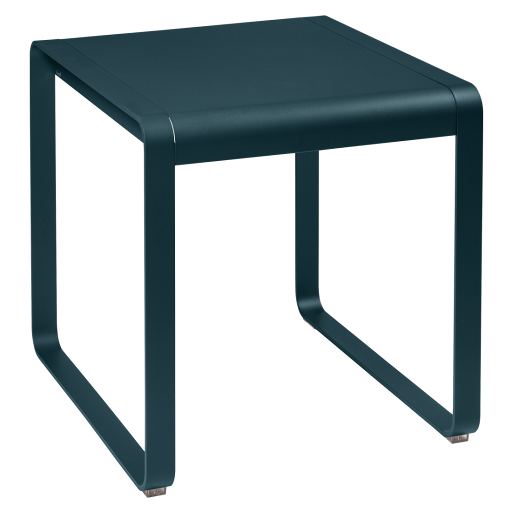 Une table d'appoint Bellevie en métal bleu sur fond blanc.