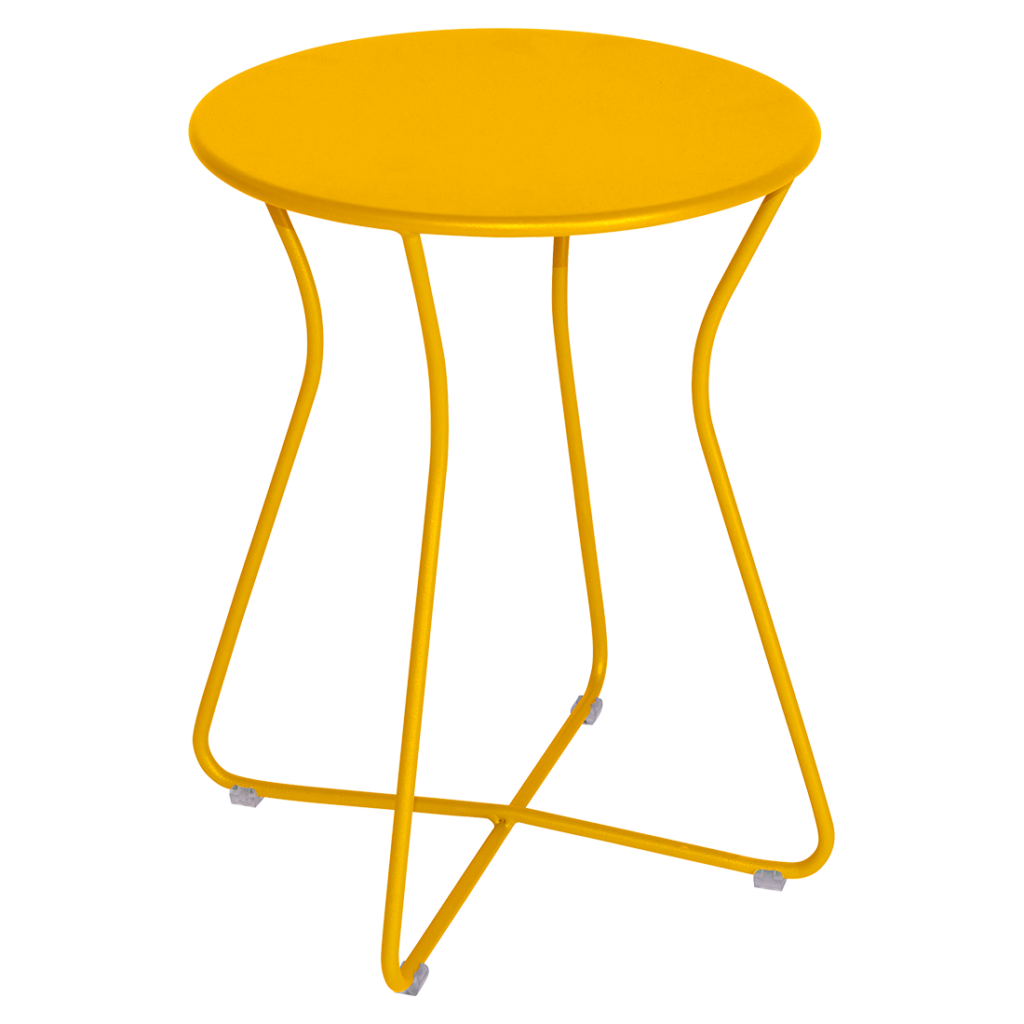 Une table d'appoint en métal jaune, inspirée du design du Tabouret Cocotte, sur fond blanc.