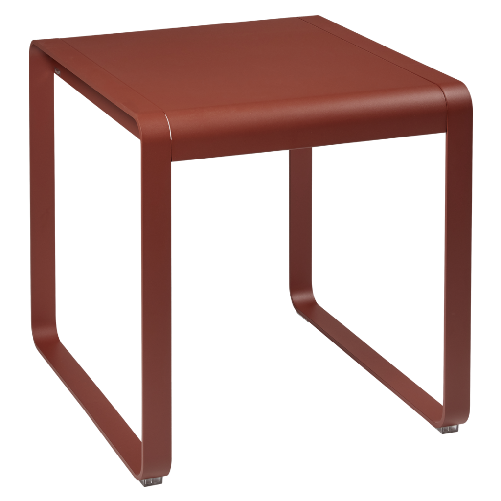 Une table d'appoint en métal rouge.