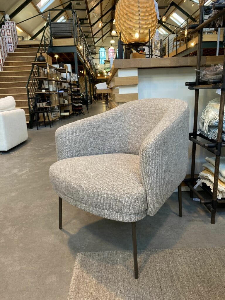 Un Fauteuil Lennox gris dans un magasin.