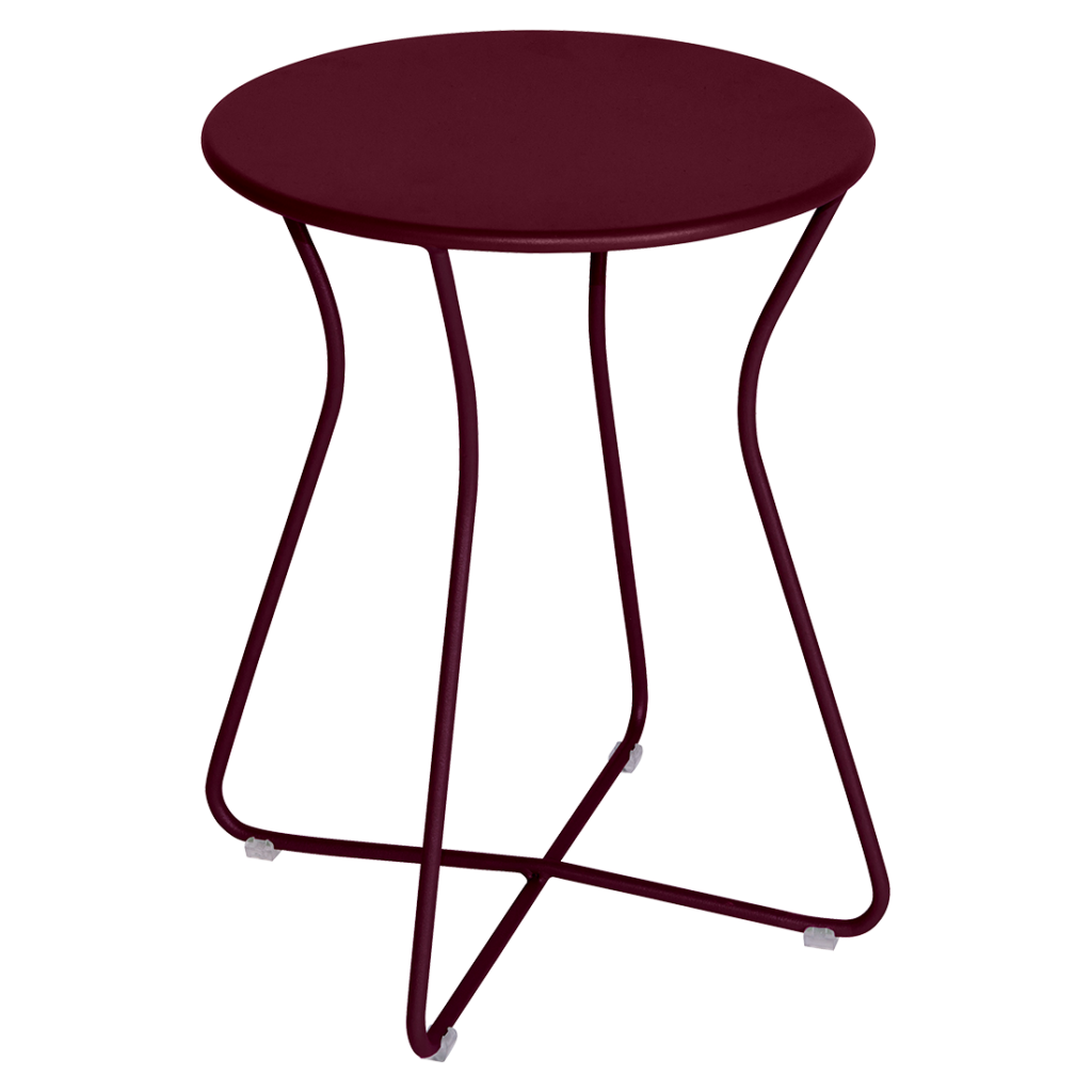 Une table d'appoint en métal bordeaux, dite Tabouret Cocotte, sur fond blanc.