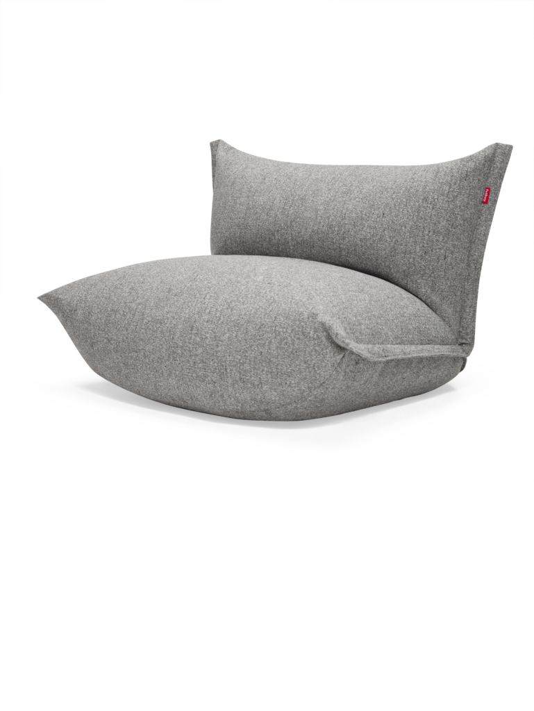 Un BonBaron Mingle gris sur fond blanc, parfait pour se prélasser et se mêler.