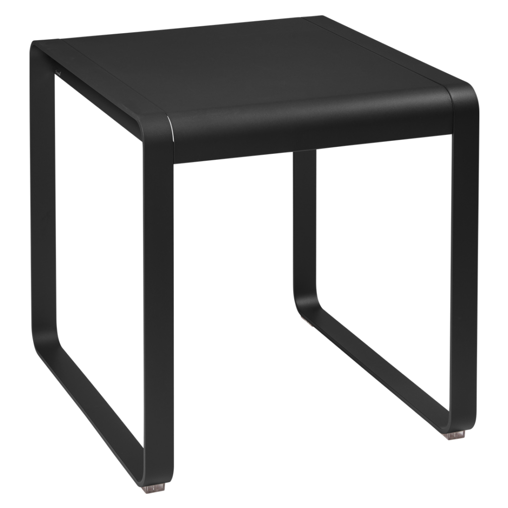 Une table d'appoint en métal noir sur fond blanc.