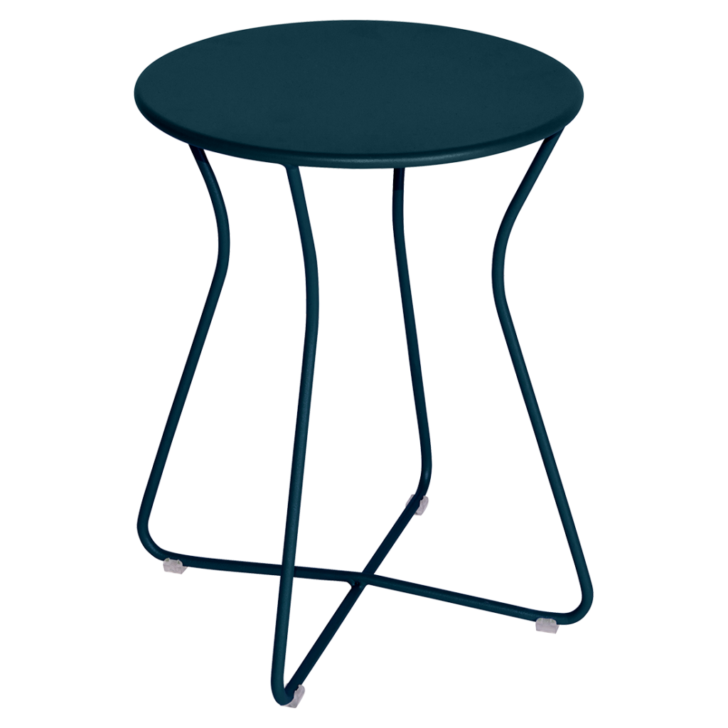 Une table d'appoint en métal bleu avec une base noire, également connue sous le nom de Tabouret Cocotte.