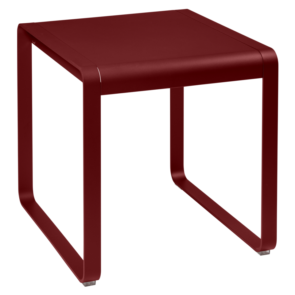 Une table d'appoint en métal rouge sur fond blanc, mesurant 74 x 80 cm.