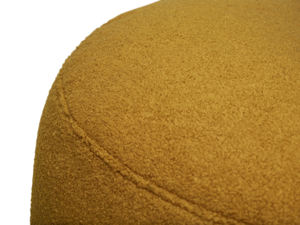 Un gros plan d'un grand pouf ottoman Sherpa Pouf Point jaune.