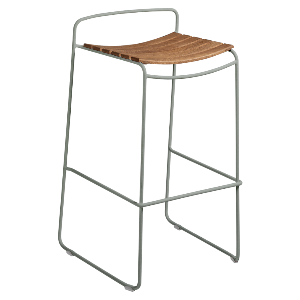 Un surprenant tabouret en métal avec une assise en bois.