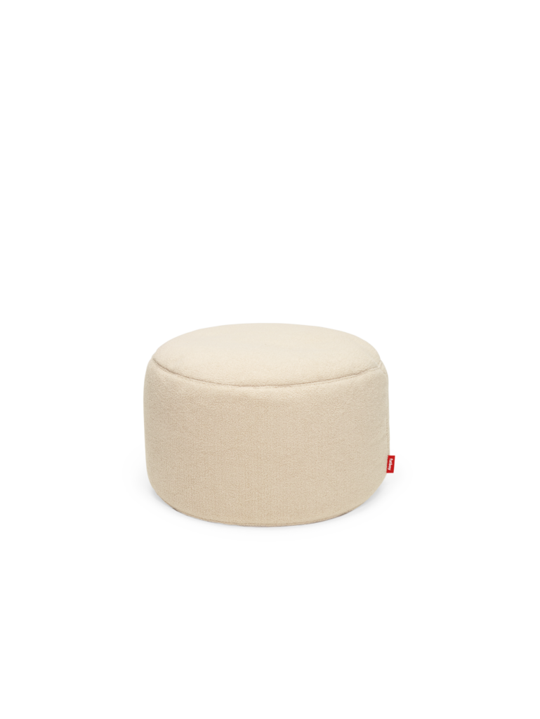 Un Pouf Point Large Sherpa en beige.