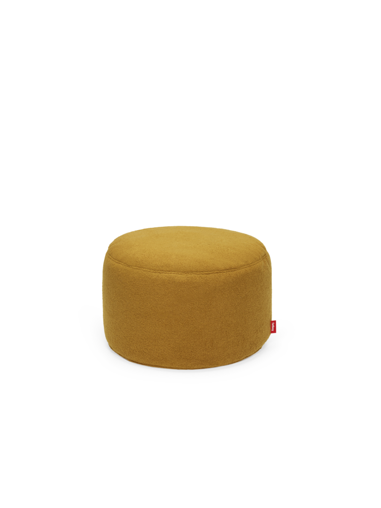 Un Pouf Point Large Sherpa jaune sur fond blanc.