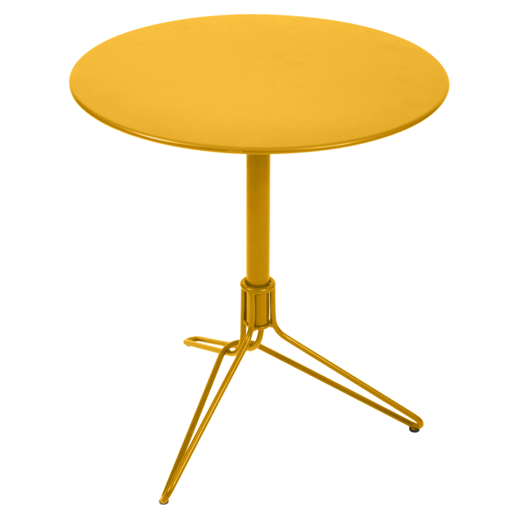 Guéridon de table ronde en métal jaune avec un piétement à trois pieds sur fond transparent.