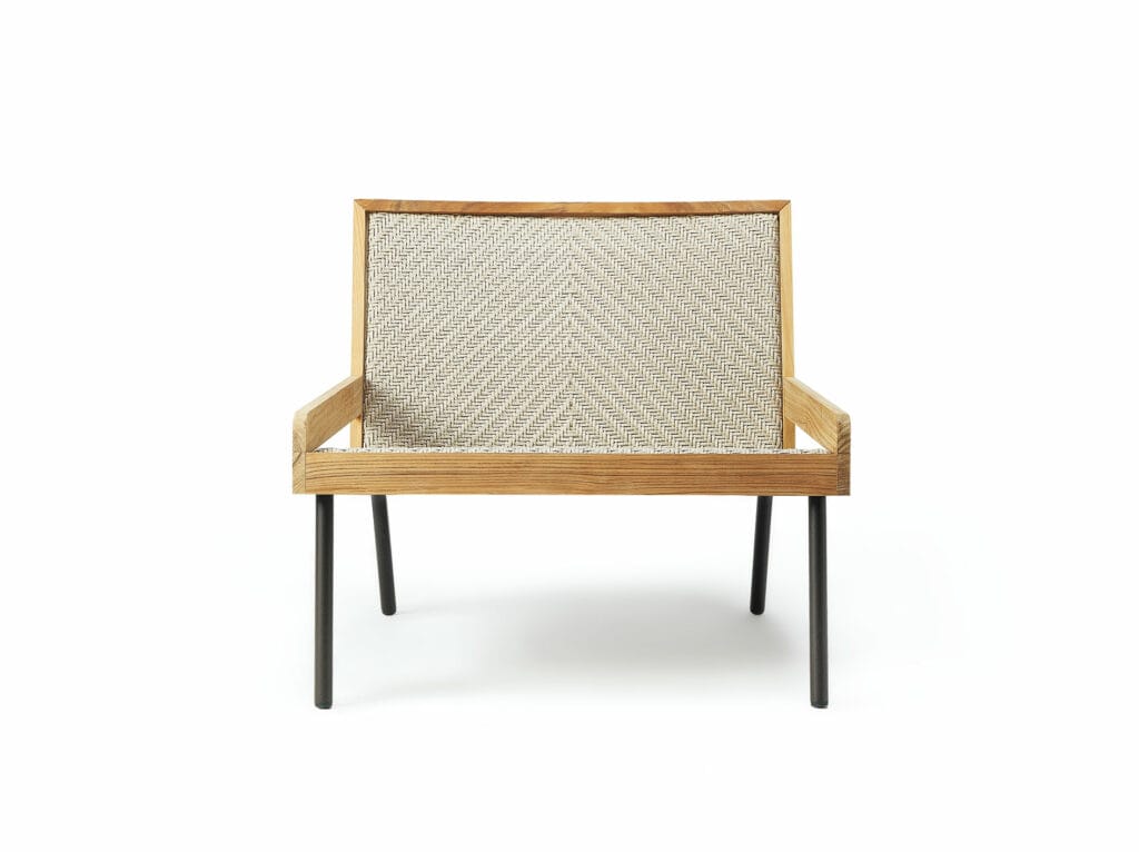 Une chaise en bois Fauteuil Allaperto Nautic rembourrée de couleur beige.