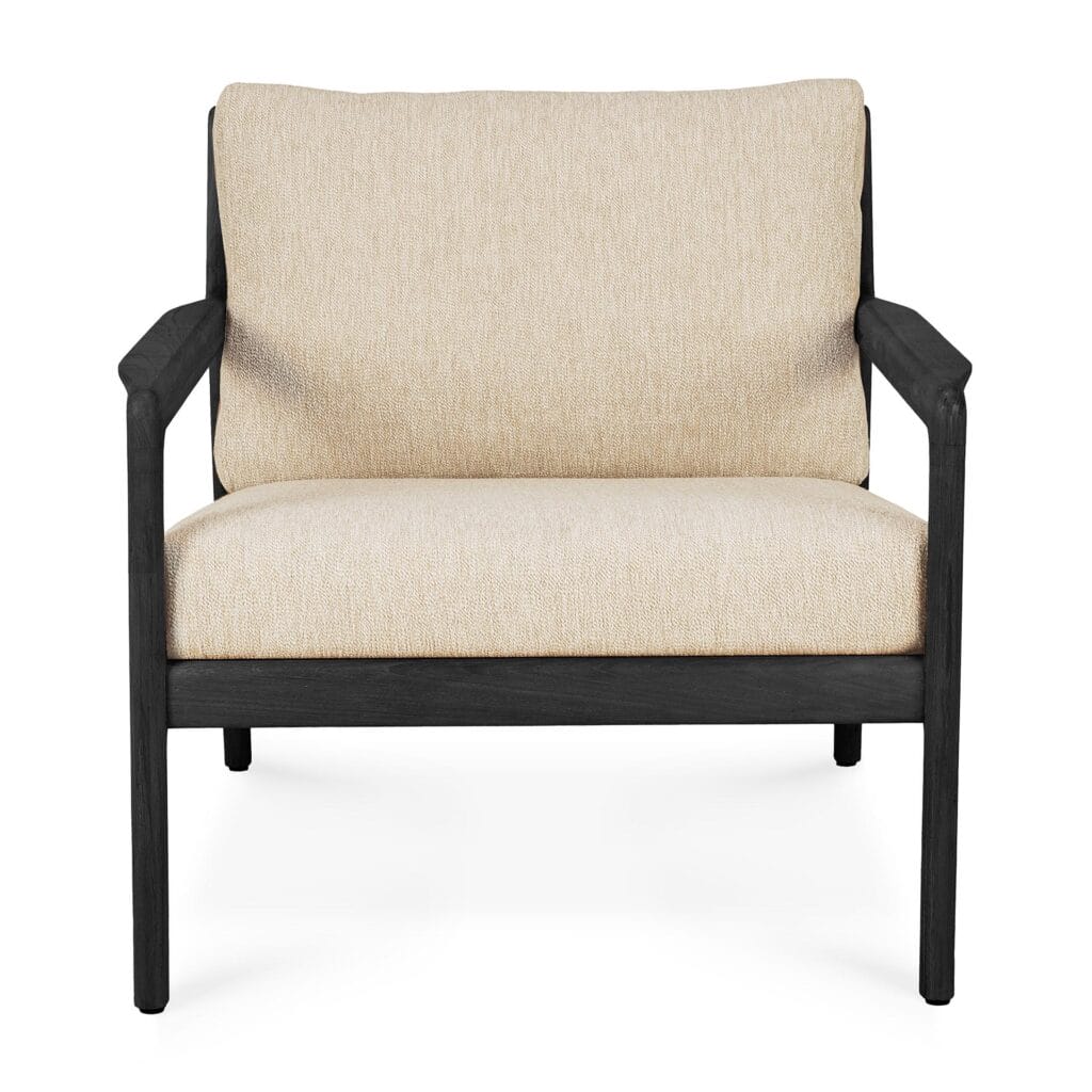 Un fauteuil de jardin Jack en teck noir et beige avec un siège en tissu beige.