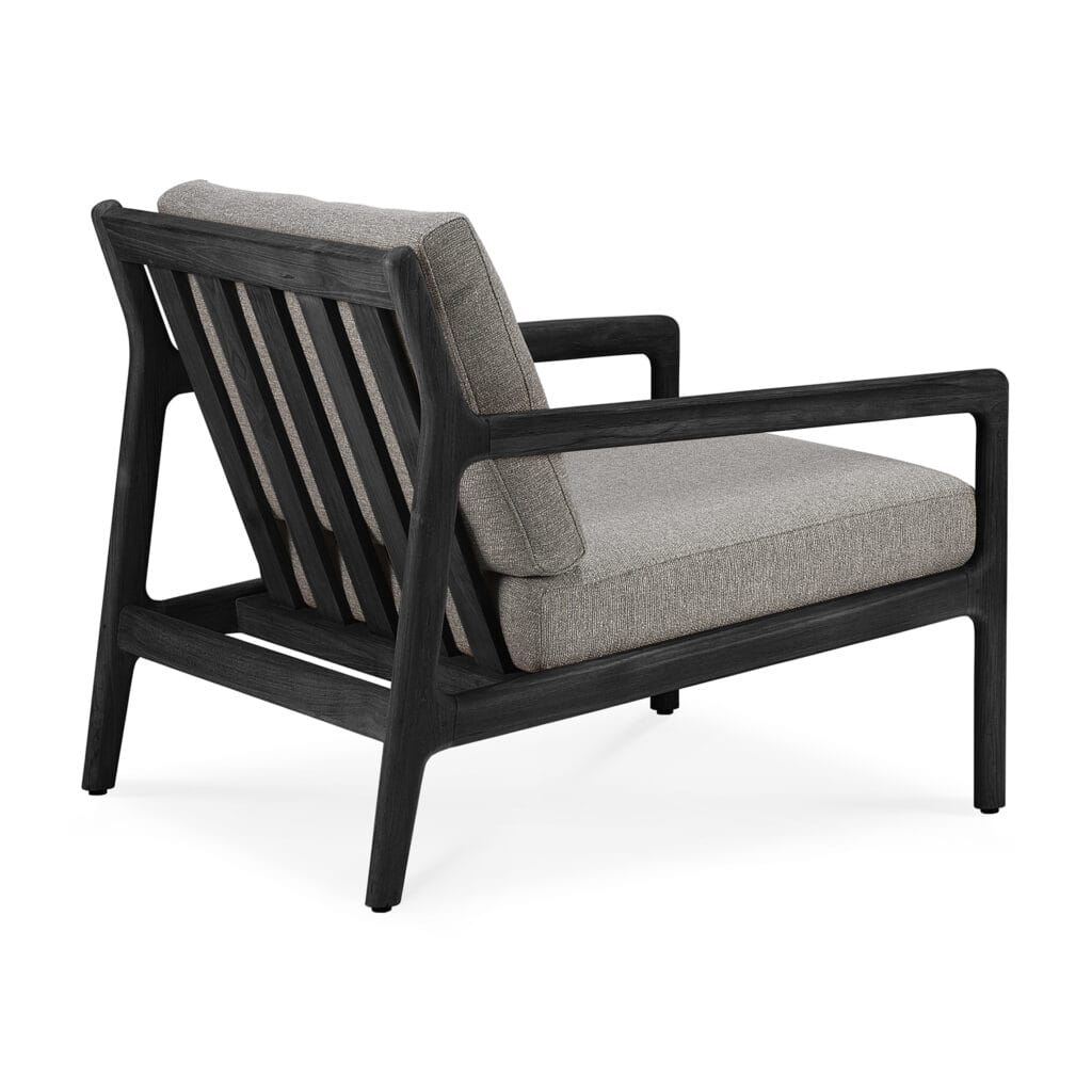 La phrase reste la même : Une chaise longue noire avec un coussin gris, fauteuil de jardin Jack en teck noir.