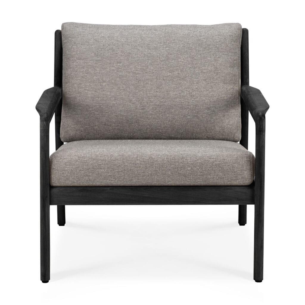 Un fauteuil de jardin Jack en teck noir avec un cadre en bois.