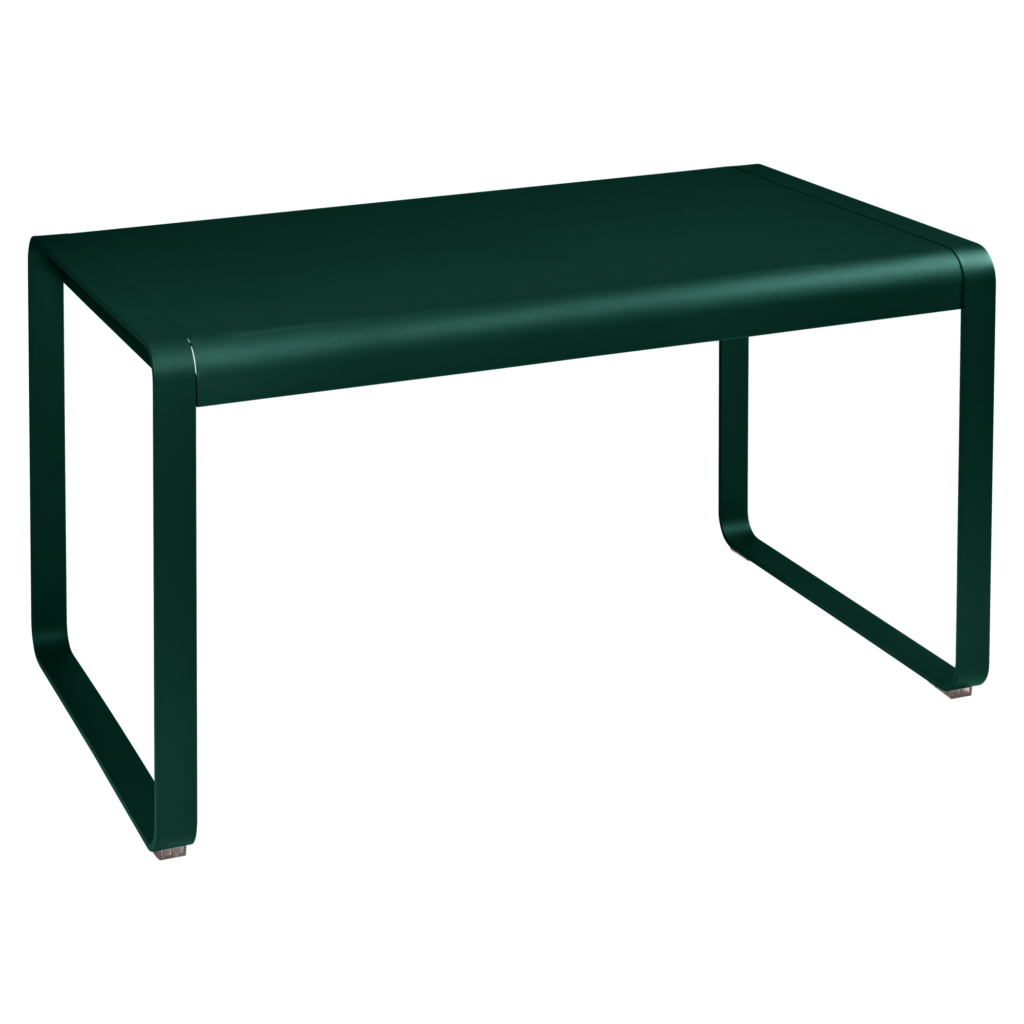 Table Bellevie rectangulaire en Vert cèdre, 140 x 80 cm, aux bords arrondis et aux pieds à cadre ouvert, photographiée sur un fond uni.