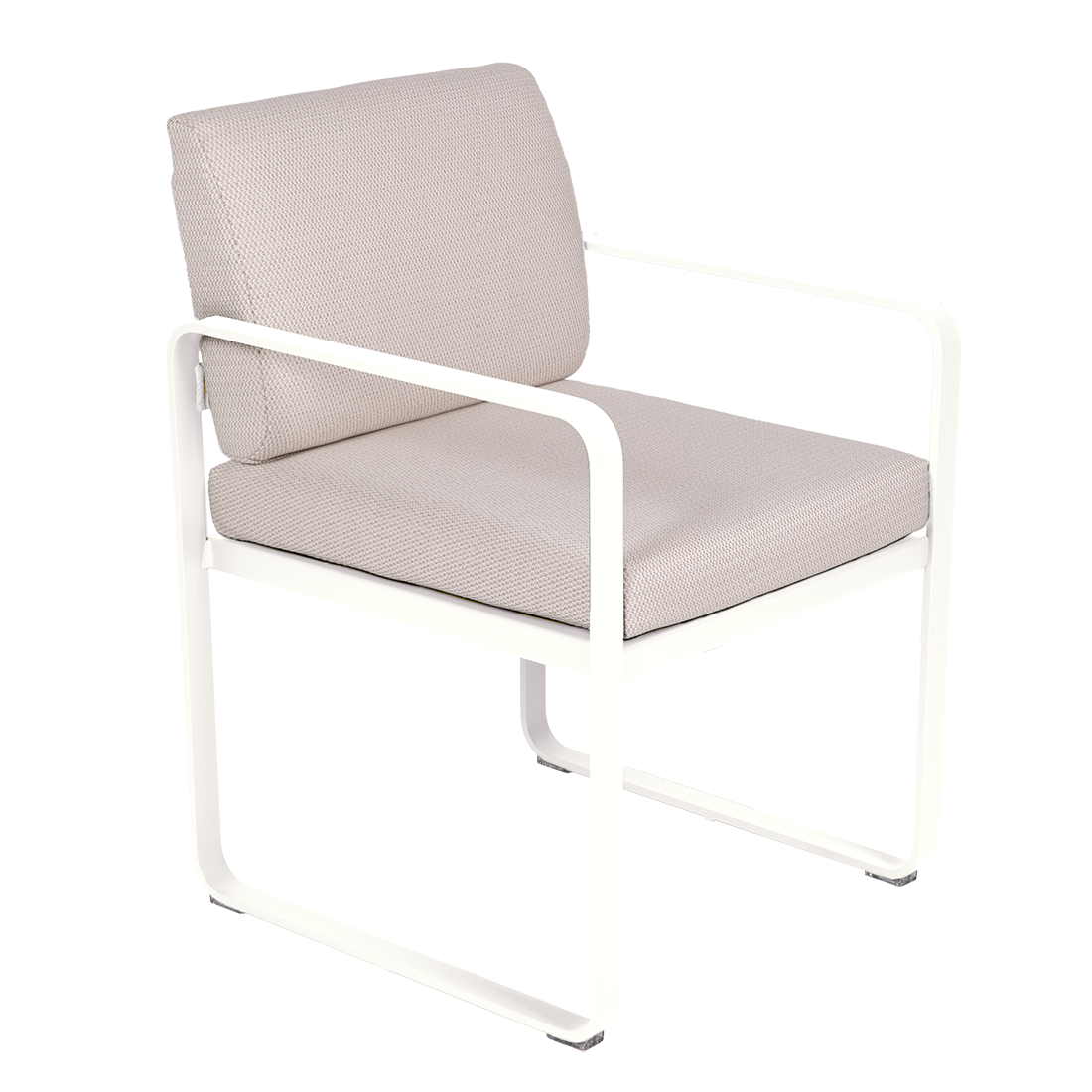 Le fauteuil de repas Bellevie présente une structure en métal blanc avec une assise et un dossier rembourrés beige clair, présentés sur un fond blanc.