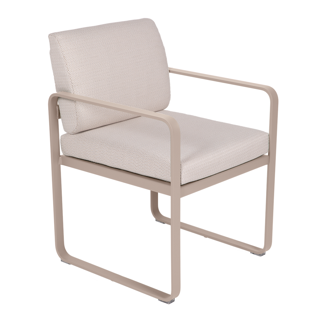 Le Fauteuil de repas Bellevie est une chaise moderne avec une structure en métal beige, des accoudoirs et une assise et un dossier rembourrés de couleur claire.