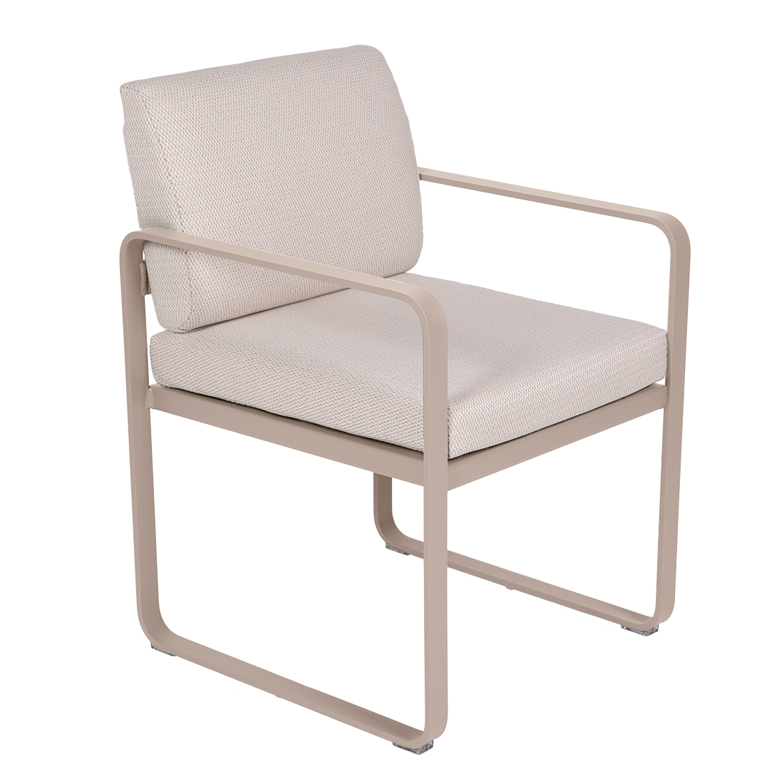 Le Fauteuil de repas Bellevie est une chaise moderne avec une structure en métal beige, des accoudoirs et une assise et un dossier rembourrés de couleur claire.