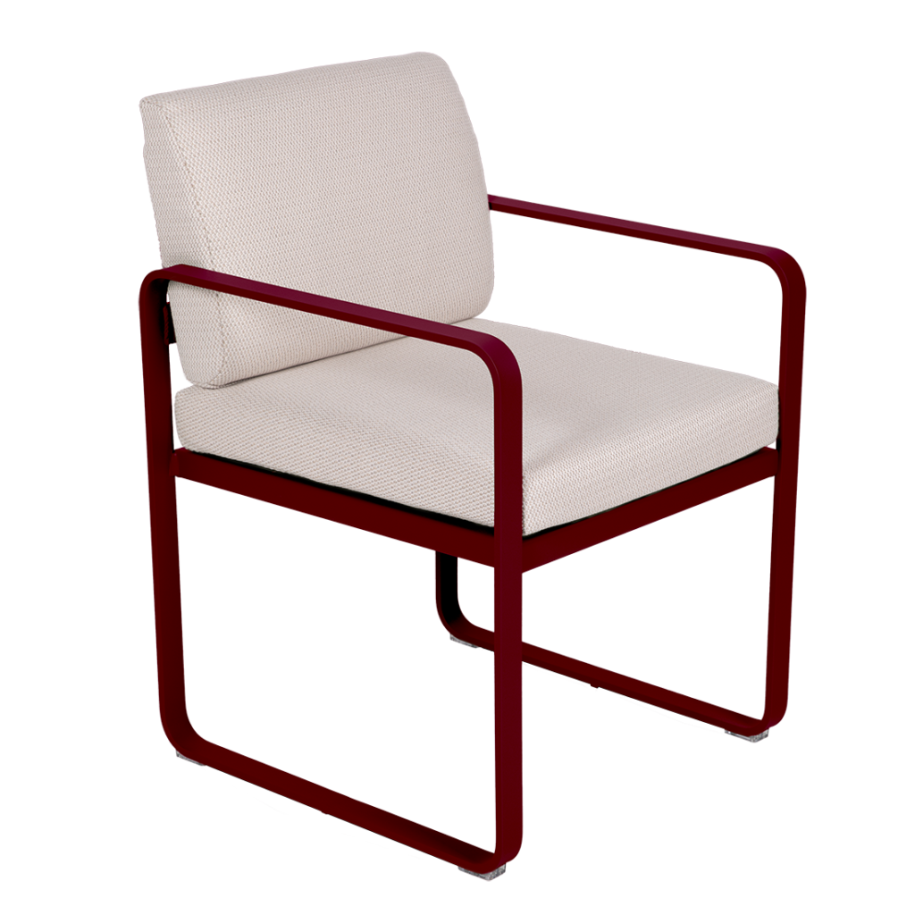Le Fauteuil de repas Bellevie présente une structure en métal bordeaux avec une assise et un dossier rembourrés blanc cassé, présentés sur un fond clair.
