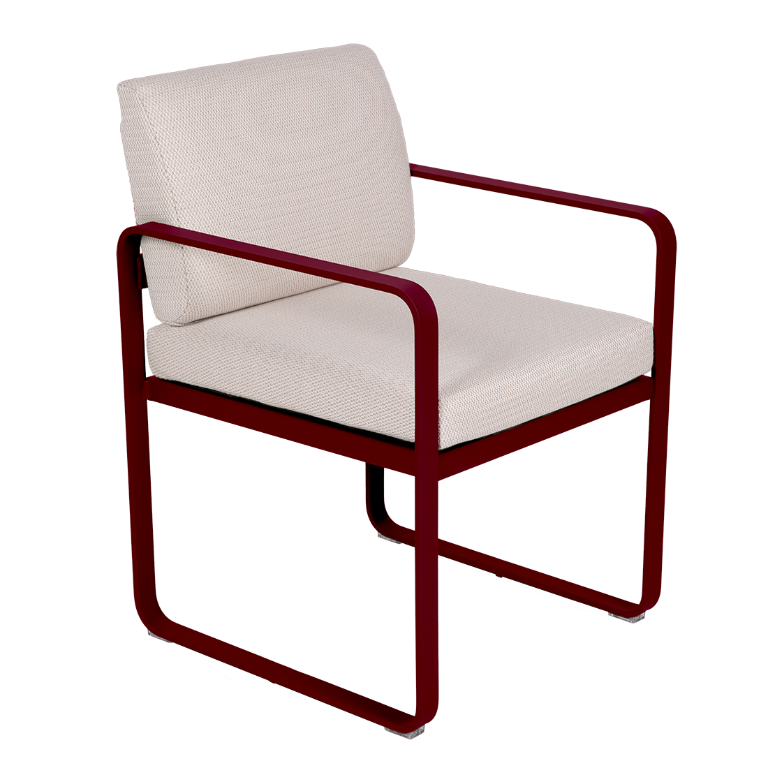 Le Fauteuil de repas Bellevie présente une structure en métal bordeaux avec une assise et un dossier rembourrés blanc cassé, présentés sur un fond clair.