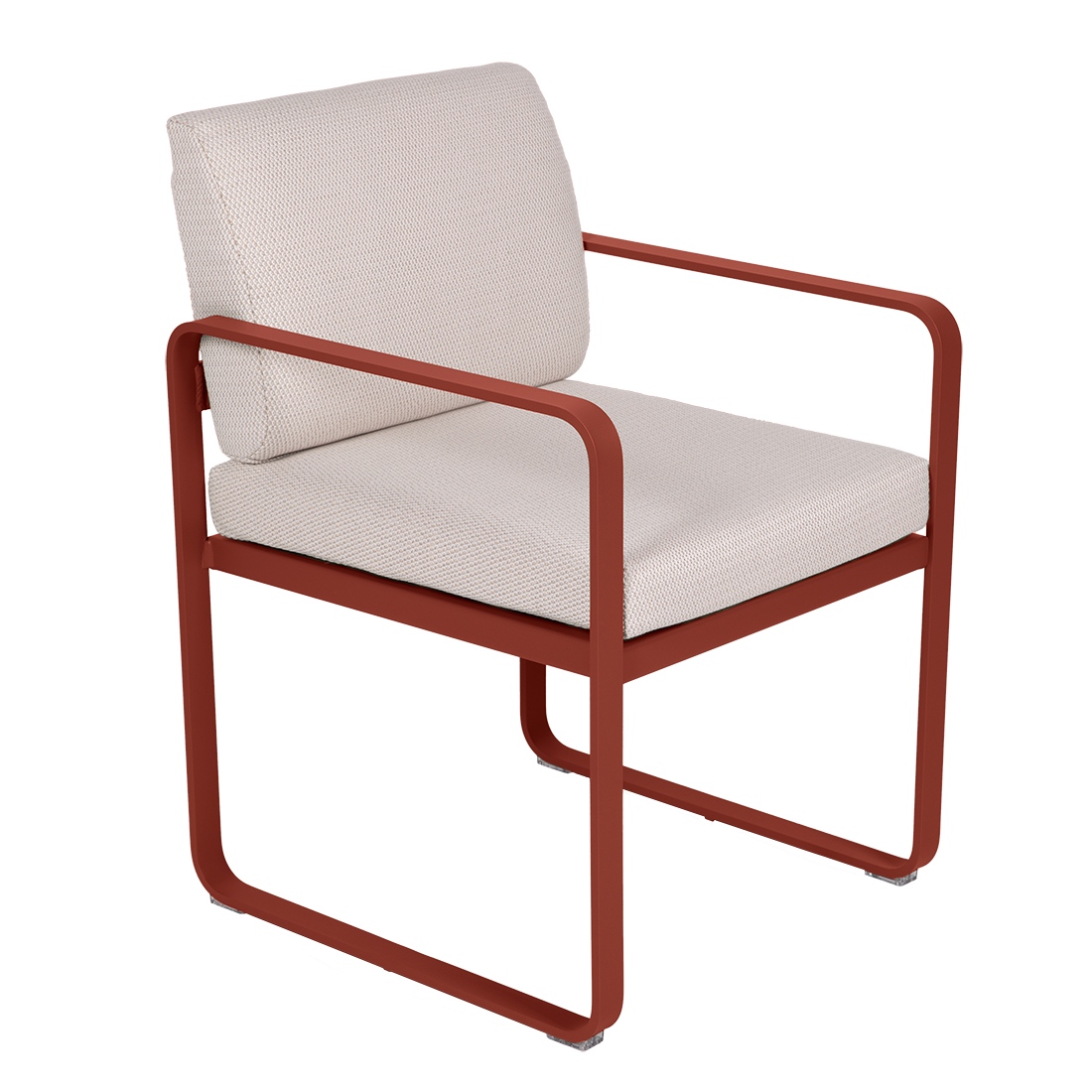 Le Fauteuil de repas Bellevie est doté d'une structure en métal rouge audacieux associée à une assise et un dossier rembourrés blancs, mettant en valeur des lignes droites et une structure ouverte pour un look élégant et moderne.
