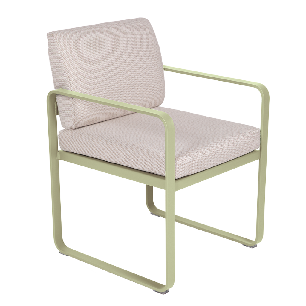 Le Fauteuil de repas Bellevie présente une structure en métal vert pâle avec une assise et un dossier rembourrés beige clair, présentés sur un fond blanc.