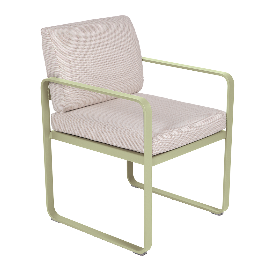 Le Fauteuil de repas Bellevie présente une structure en métal vert pâle avec une assise et un dossier rembourrés beige clair, présentés sur un fond blanc.