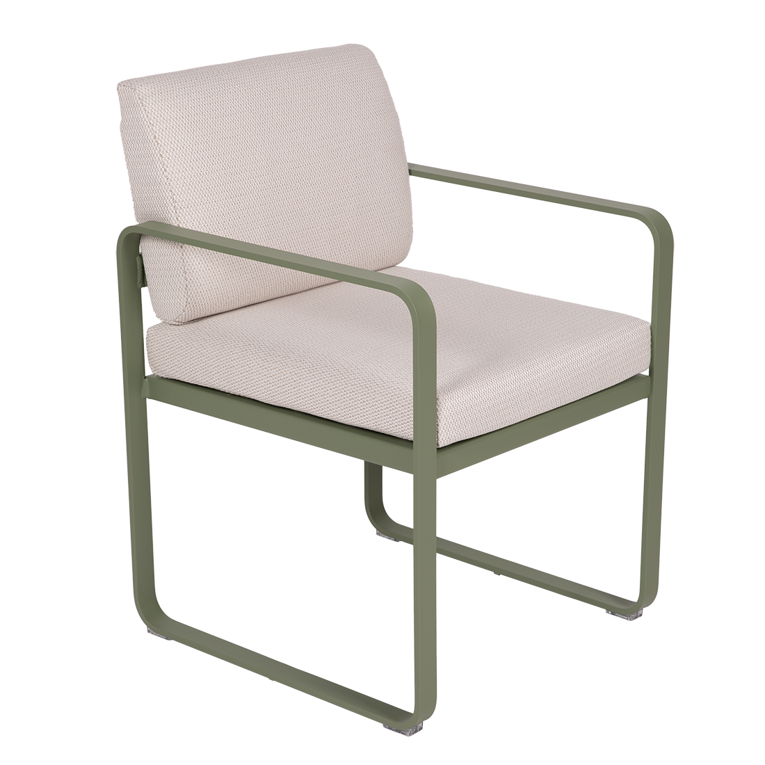Le Fauteuil de repas Bellevie est une chaise moderne avec une structure en métal vert pâle, une assise et un dossier rembourrés beige clair et un design ouvert sans panneaux d'accoudoirs.