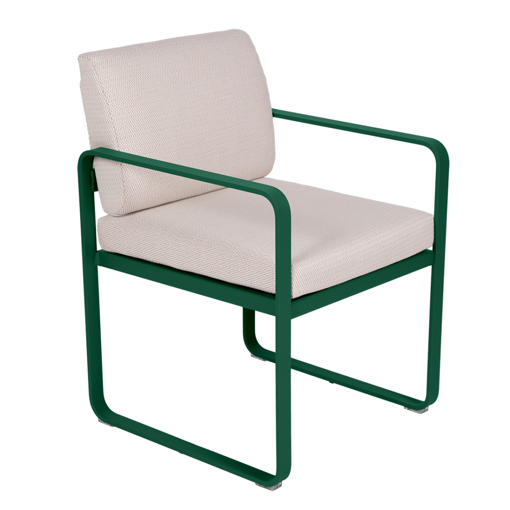 Le Fauteuil de repas Bellevie est une chaise moderne dotée d'une structure en métal vert avec une assise et un dossier rembourrés blanc cassé, présentée sur un fond uni.
