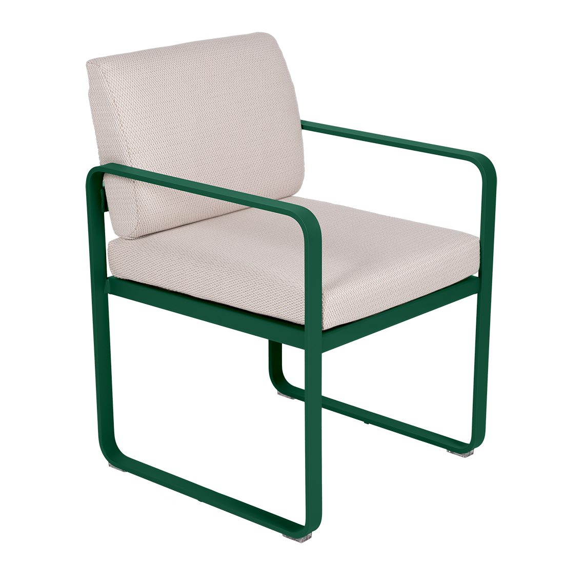 Le Fauteuil de repas Bellevie est une chaise moderne dotée d'une structure en métal vert avec une assise et un dossier rembourrés blanc cassé, présentée sur un fond uni.