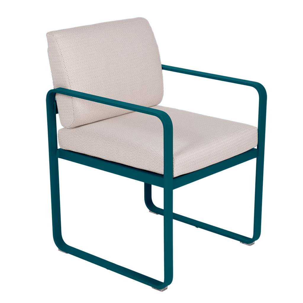 Le Fauteuil de repas Bellevie présente une structure en métal bleu sarcelle avec une assise et un dossier rembourrés blanc cassé, présentés sur un fond uni.