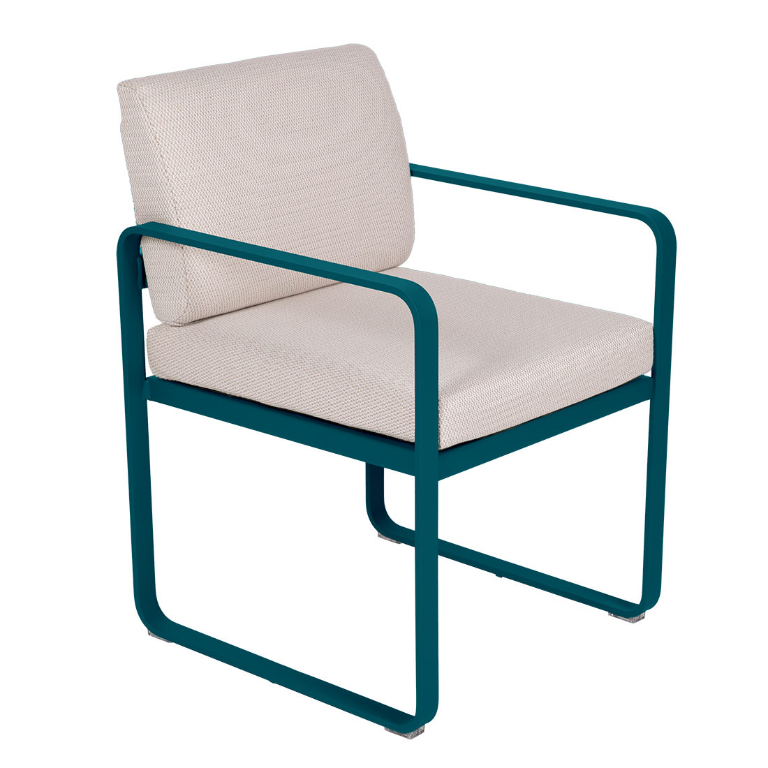 Le Fauteuil de repas Bellevie présente une structure en métal bleu sarcelle avec une assise et un dossier rembourrés blanc cassé, présentés sur un fond uni.