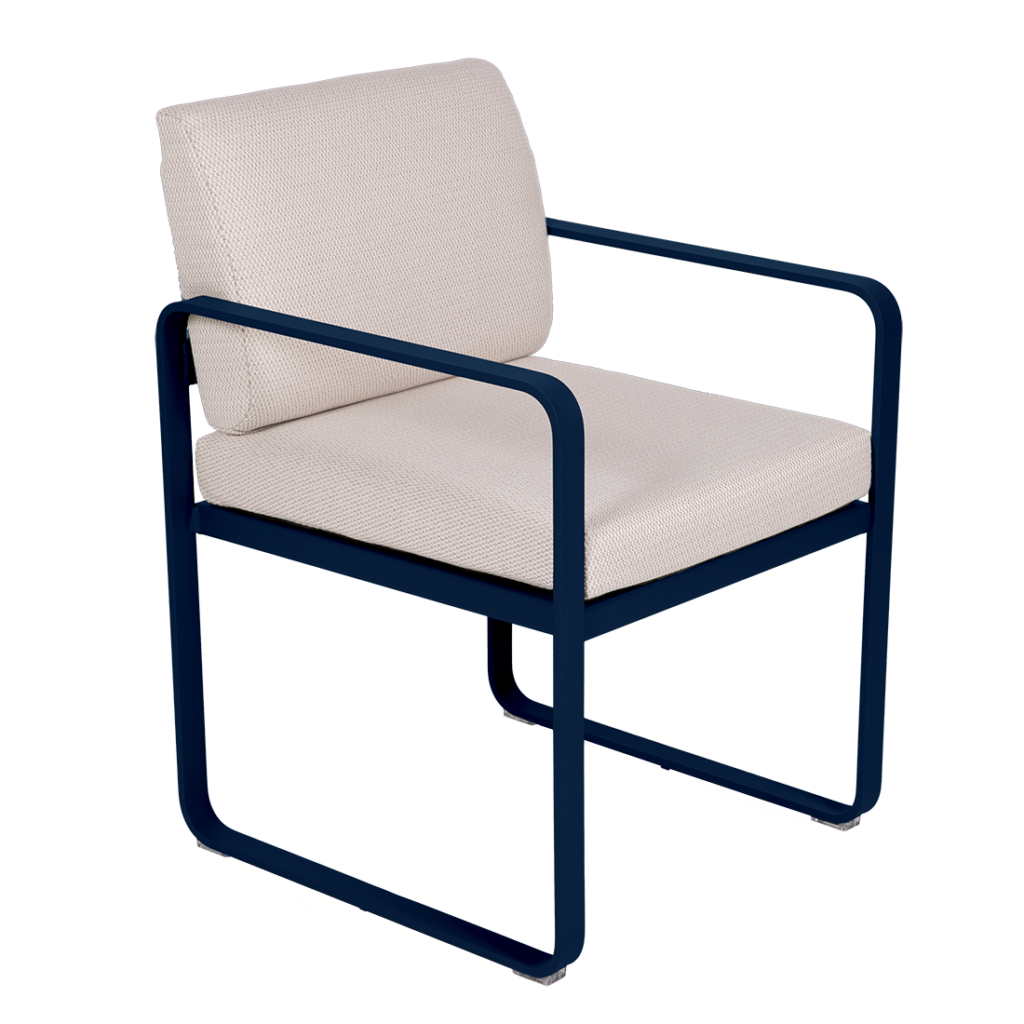 Le Fauteuil de repas Bellevie présente une structure moderne en métal bleu marine avec une assise et un dossier rembourrés beige clair.