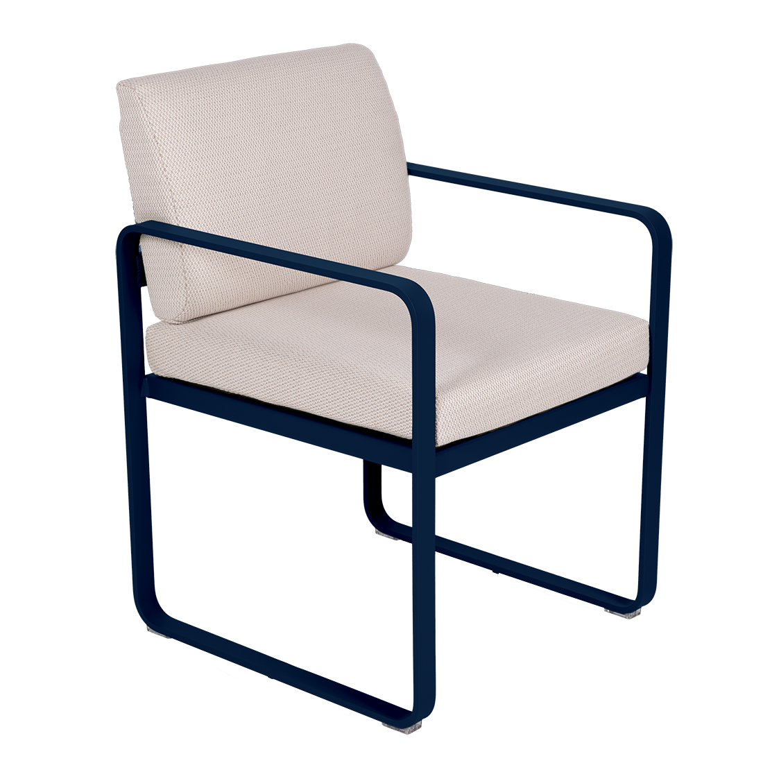 Le Fauteuil de repas Bellevie présente une structure moderne en métal bleu marine avec une assise et un dossier rembourrés beige clair.
