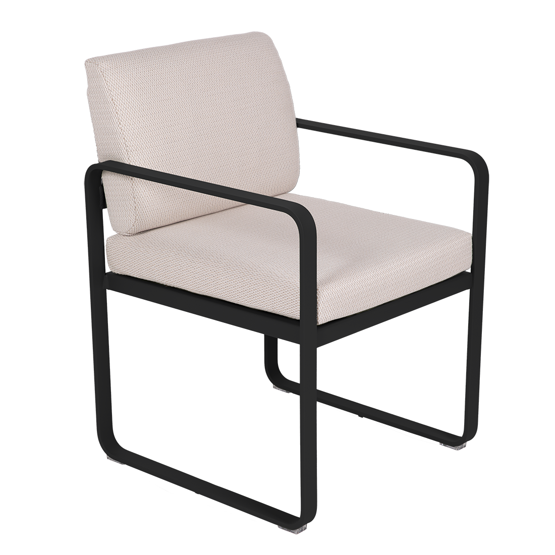 Le Fauteuil de repas Bellevie est doté d'une structure en métal noir, d'une assise et d'un dossier rembourrés beiges et de pieds de style traîneau, présentés sur un fond blanc.