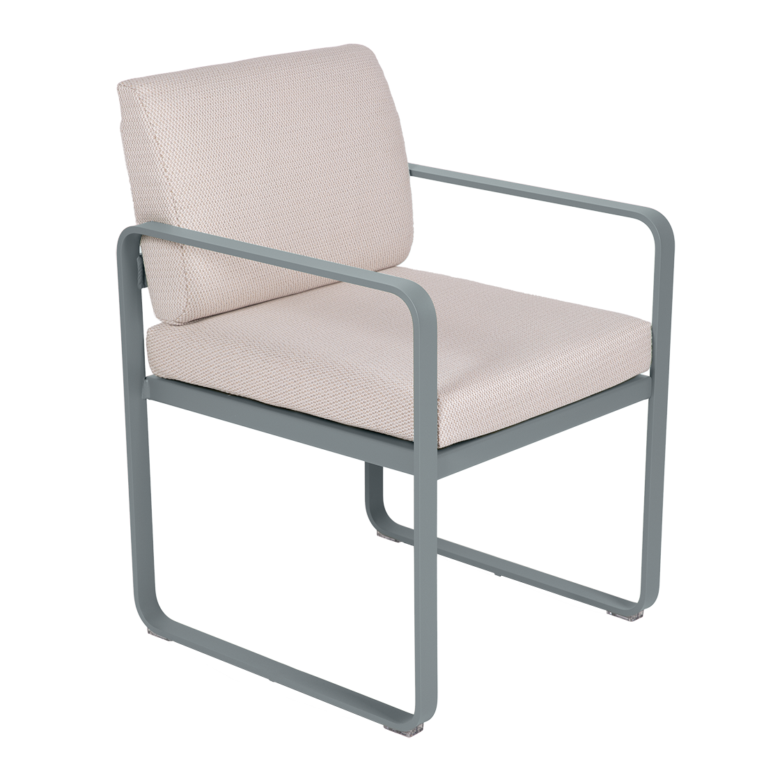 Le Fauteuil de repas Bellevie est doté d'une assise et d'un dossier rembourrés beige clair avec une structure en métal gris minimaliste, comprenant des accoudoirs et des pieds incurvés.