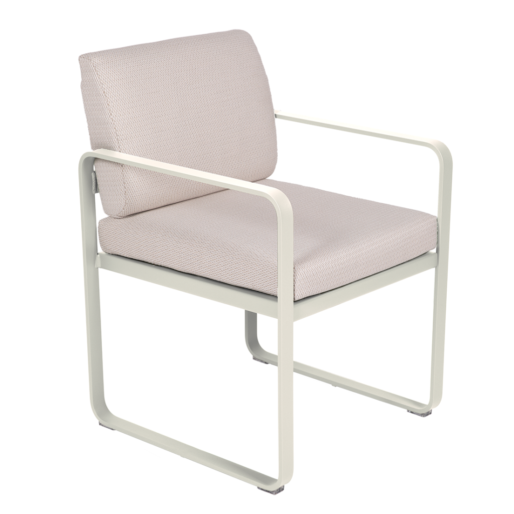 Le Fauteuil de repas Bellevie présente une structure en métal blanc et une assise et un dossier rembourrés rose clair, présentant des lignes droites et un design ouvert et moderne.