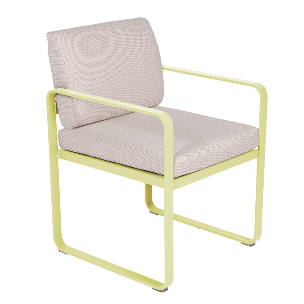 Le Fauteuil de repas Bellevie présente une structure en métal jaune clair avec une assise et un dossier rembourrés beige clair, présentés sur un fond blanc.