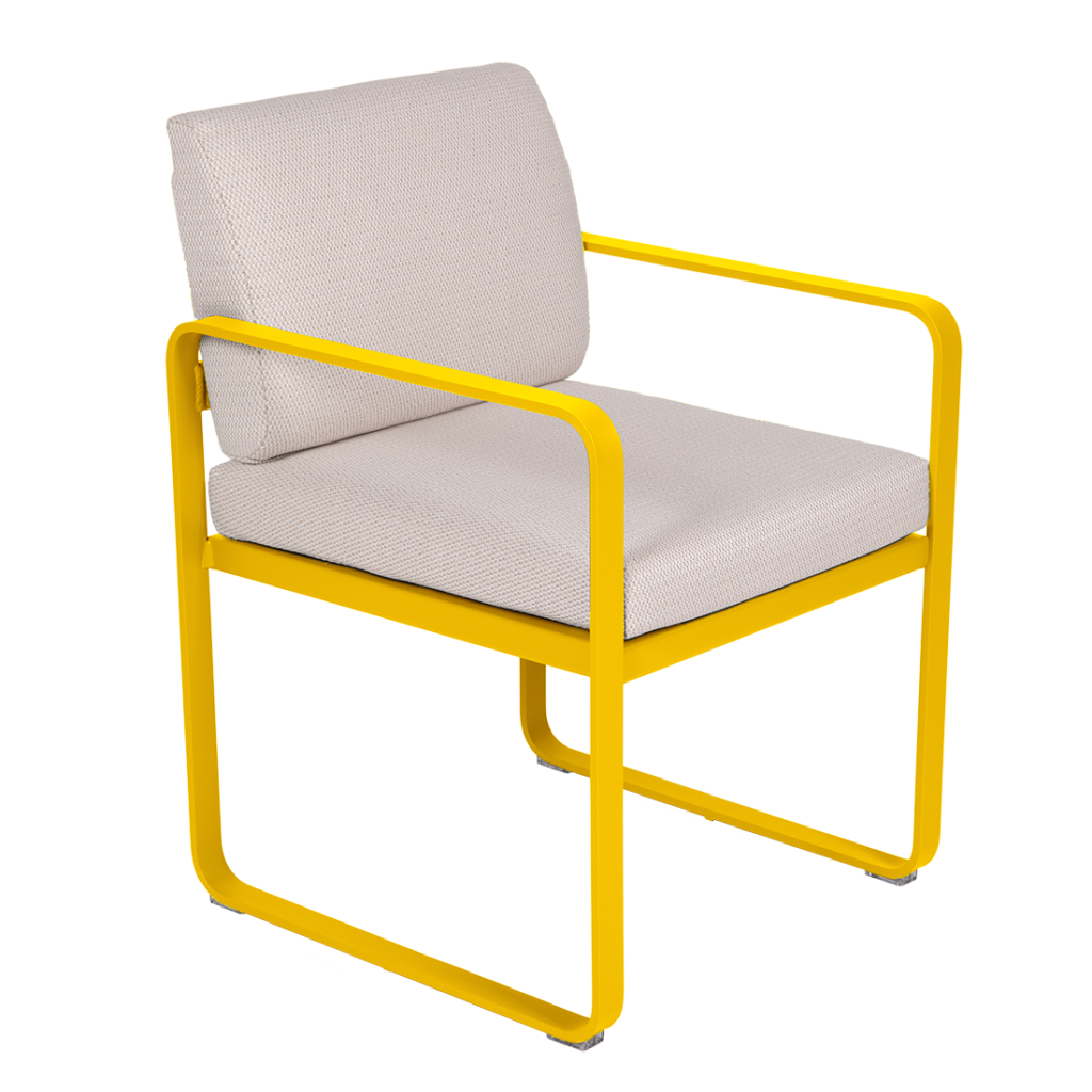 Le Fauteuil de repas Bellevie est doté d'une structure en métal jaune vif avec une assise et un dossier rembourrés beige clair, présentés sur un fond blanc.