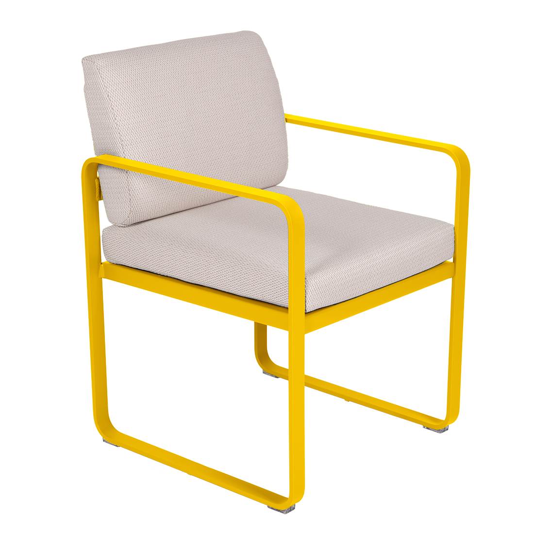 Le Fauteuil de repas Bellevie est doté d'une structure en métal jaune vif avec une assise et un dossier rembourrés beige clair, présentés sur un fond blanc.