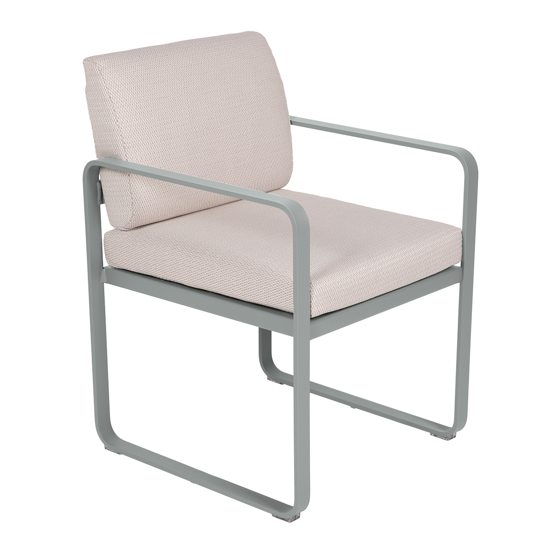 Le Fauteuil de repas Bellevie est doté d'une structure en métal gris clair, d'accoudoirs droits et d'une assise et d'un dossier rembourrés en tissu beige clair, présentés sur un fond blanc.