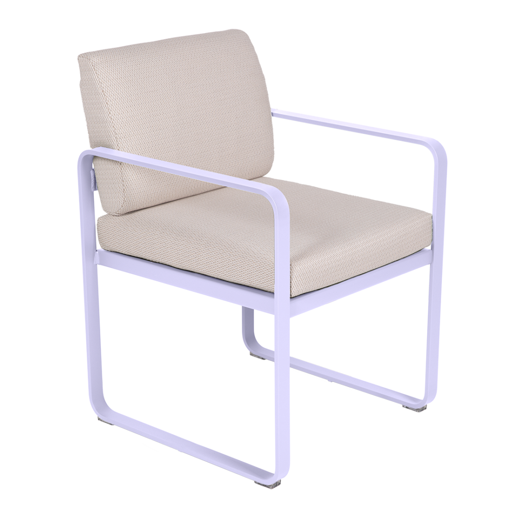 Le Fauteuil de repas Bellevie présente une structure en métal blanc, une assise et un dossier rembourrés beiges, des lignes droites et aucun rembourrage d'accoudoir, le tout présenté sur un fond blanc.