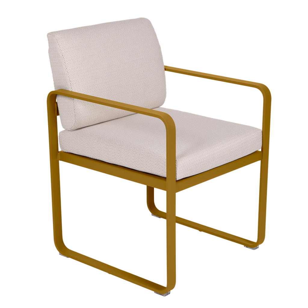 Le Fauteuil de repas Bellevie présente une structure en métal jaune moutarde avec une assise et un dossier rembourrés beige clair, présentés sur un fond blanc uni.
