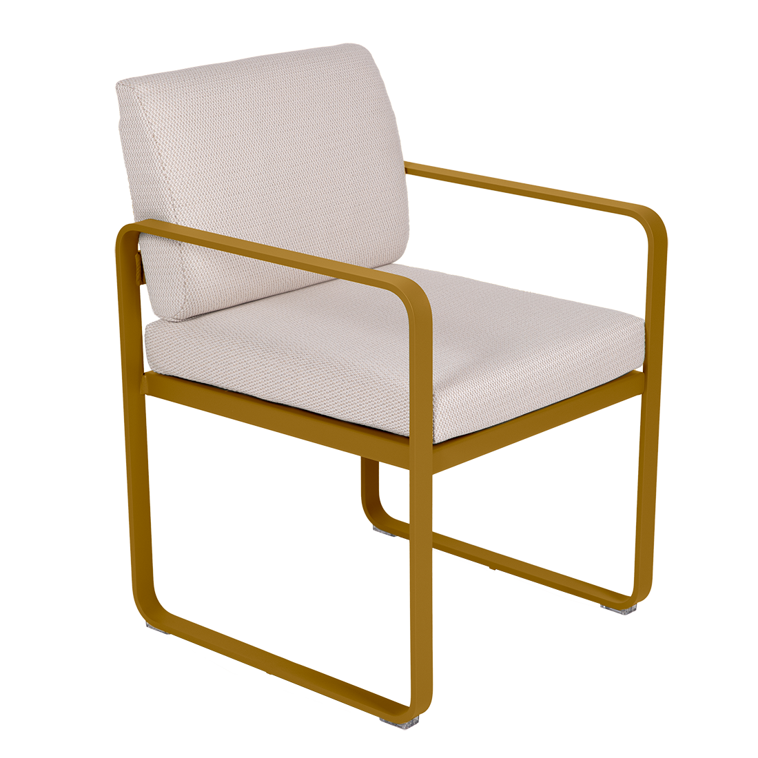 Le Fauteuil de repas Bellevie présente une structure en métal jaune moutarde avec une assise et un dossier rembourrés beige clair, présentés sur un fond blanc uni.