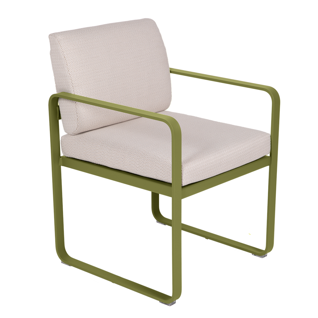 Le Fauteuil de repas Bellevie est une chaise moderne avec une structure en métal vert clair et une assise et un dossier rembourrés blanc cassé, présentée isolée sur fond blanc.