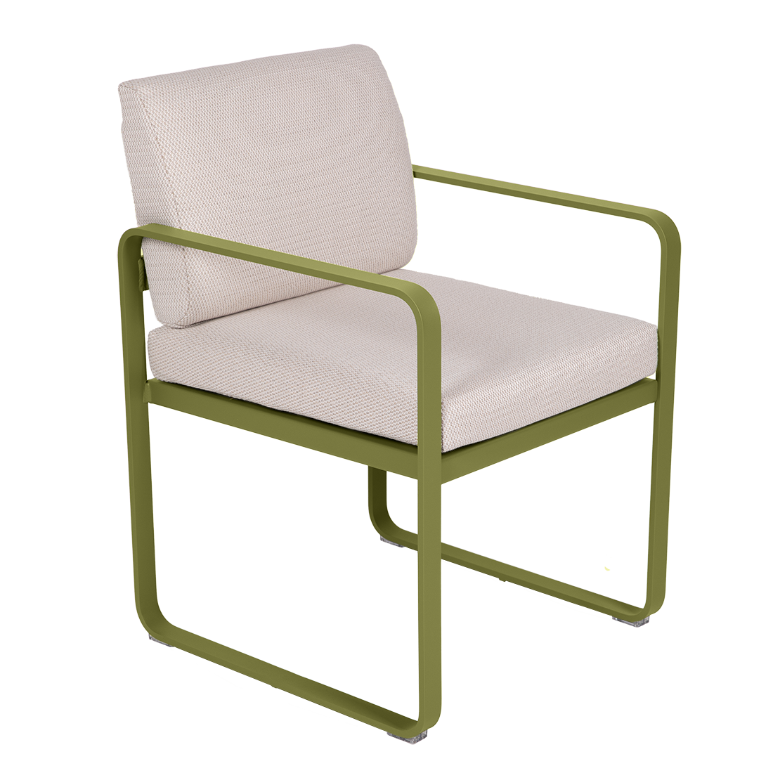 Le Fauteuil de repas Bellevie est une chaise moderne avec une structure en métal vert clair et une assise et un dossier rembourrés blanc cassé, présentée isolée sur fond blanc.