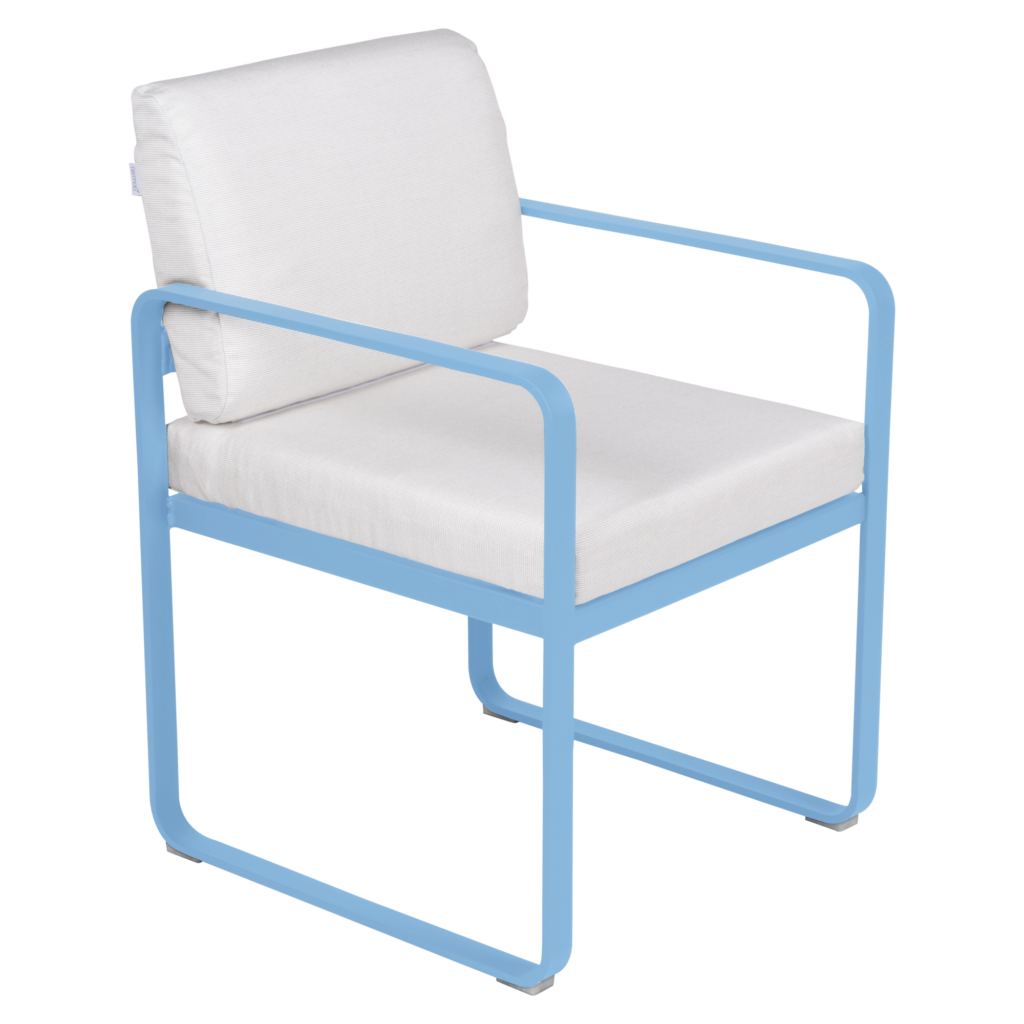 Le Fauteuil de repas Bellevie présente une structure en métal bleu clair avec une assise et un dossier rembourrés blancs, présentés sur un fond uni.