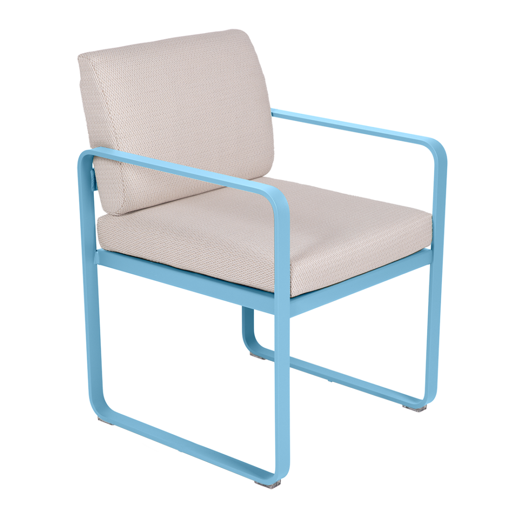 Le Fauteuil de repas Bellevie présente une structure en métal bleu clair avec une assise et un dossier rembourrés beiges, présentés sur un fond blanc.