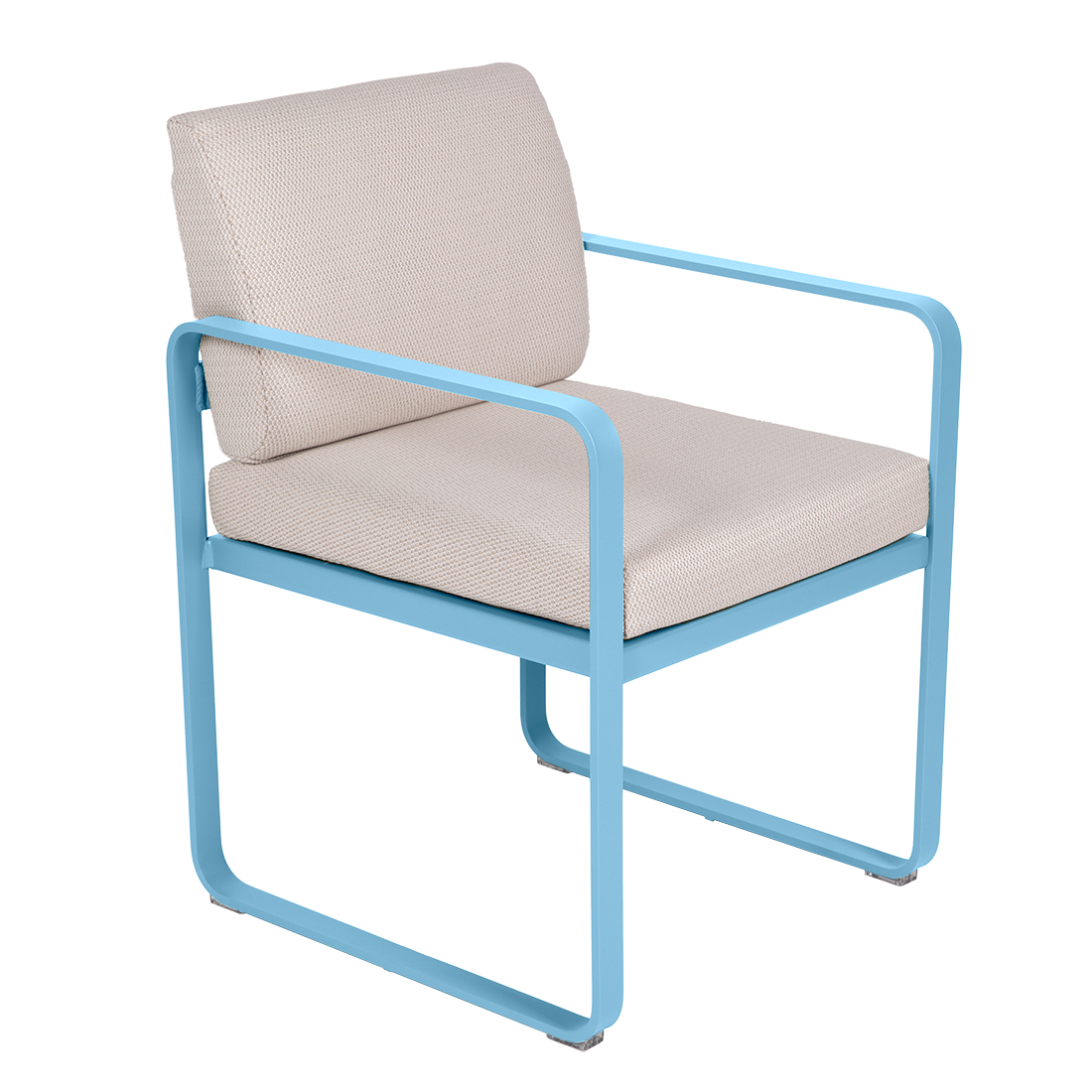 Le Fauteuil de repas Bellevie présente une structure en métal bleu clair avec une assise et un dossier rembourrés beiges, présentés sur un fond blanc.